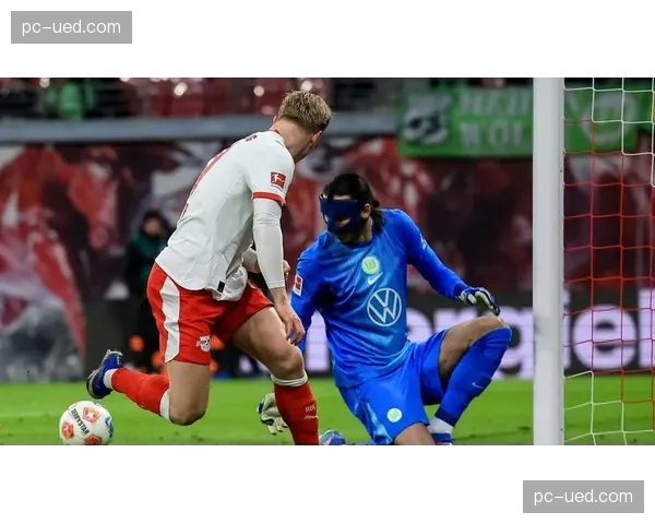 斯特拉斯堡门将大脚开球失误,直接送给克莱蒙前锋形成单刀 斯特拉斯堡门将大脚开球失误,直接送给克莱蒙前锋形成单刀